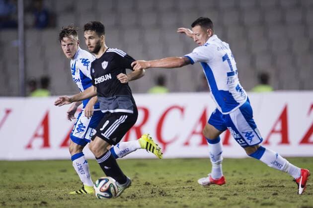 Fußball, EL Quali, Qarabag Agdam - IFK Göteborg, schlechte Platzverhältnisse IFK Göteborgs Scott Jamieson, Martin Smedberg Dalence, Karabachs Dani Quintana - Baku, Fussball Europa League Quali, Qarabag FK vs. IFK Göteborg.  Copyright: JOHANNAxLUNDBERG BB160825JL089
