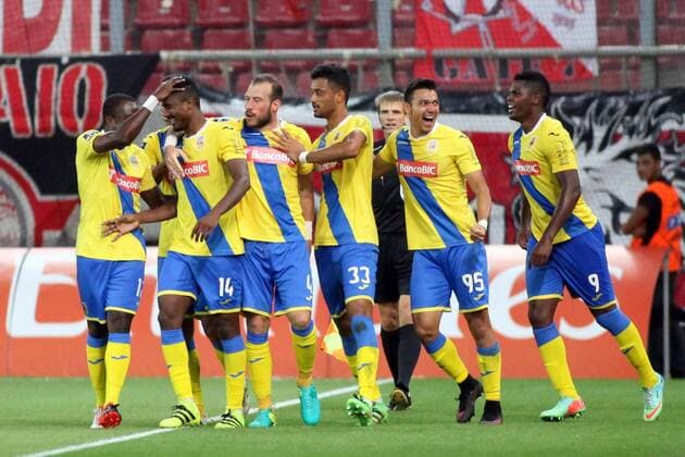 Fußball, EL Quali, Olympiakos Piräus - FC Arouca August 25, 2016 - Piraeus, Greece - Arouca s defender Gege celebrates after scoring a goal with team during UEFA Europa League match between FC Olympiacos and FC Arouca at Georgios Karaiskakis Stadium in Piraeus on August 25, 2016. FC Olympiacos v FC Arouca - UEFA Europa League  - ZUMAn230