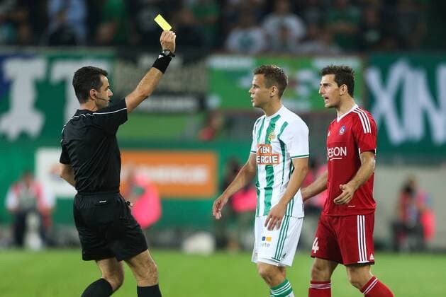 SOCCER - UEFA EL quali, Rapid vs Trencin VIENNA,AUSTRIA,25.AUG.16 - SOCCER - UEFA Europa League, Play-off qualification, SK Rapid Wien vs FK AS Trencin. Image shows referee Aleksandar Stavrev (MKD), Louis Schaub (Rapid) and Jakub Holubek (Trencin). Keywords: Wien Energie. GEPAxpictures xPhilippxBrem