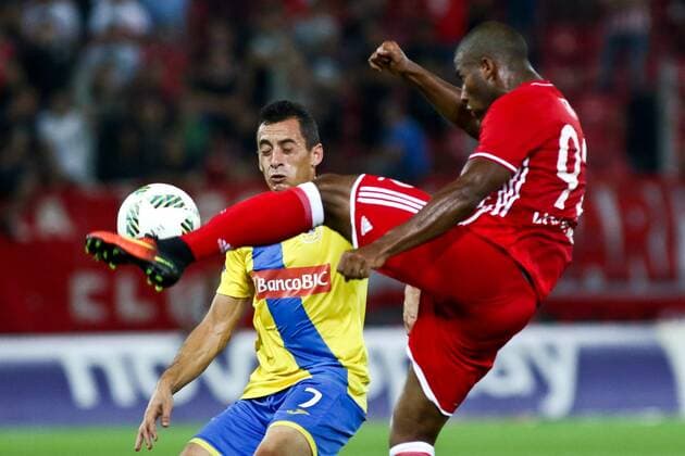Fußball, EL Quali, Olympiakos Piräus - FC Arouca August 25, 2016 - Piraeus, Greece - Olympiaco s Brazilian forward Seba (R) in action with Arouca s Portuguese midfielder Artur Moreira (L) during UEFA Europa League match between FC Olympiacos and FC Arouca at Georgios Karaiskakis Stadium in Piraeus on August 25, 2016. FC Olympiacos v FC Arouca - UEFA Europa League  - ZUMAn230