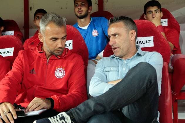 Fußball, EL Quali, Olympiakos Piräus - FC Arouca August 25, 2016 - Piraeus, Greece - Olympiaco s Portuguese head coach Paulo Bento (R) during UEFA Europa League match between FC Olympiacos and FC Arouca at Georgios Karaiskakis Stadium in Piraeus on August 25, 2016. FC Olympiacos v FC Arouca - UEFA Europa League  - ZUMAn230