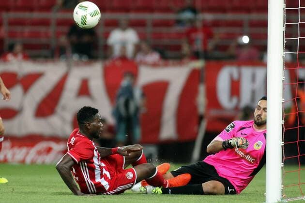 Fußball, EL Quali, Olympiakos Piräus - FC Arouca August 25, 2016 - Piraeus, Greece - Olympiaco s Greek forward Brown Ideye (L) in action with Arouca s Brazilian goalkeeper Rafael Bracalli (R) during UEFA Europa League match between FC Olympiacos and FC Arouca at Georgios Karaiskakis Stadium in Piraeus on August 25, 2016. FC Olympiacos v FC Arouca - UEFA Europa League  - ZUMAn230