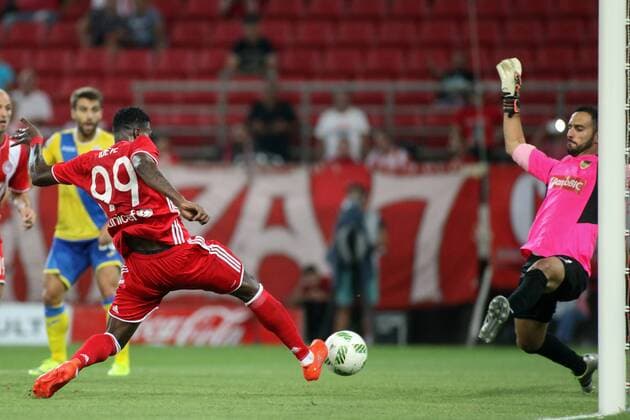 Fußball, EL Quali, Olympiakos Piräus - FC Arouca August 25, 2016 - Piraeus, Greece - Olympiaco s Greek forward Brown Ideye (L) in action with Arouca s Brazilian goalkeeper Rafael Bracalli (R) during UEFA Europa League match between FC Olympiacos and FC Arouca at Georgios Karaiskakis Stadium in Piraeus on August 25, 2016. FC Olympiacos v FC Arouca - UEFA Europa League  - ZUMAn230