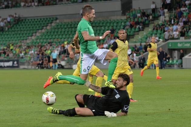 Nolan Roux (saint etienne) Boris Kleyman (beitar) - Fussball, Europa League Quali, AS Saint Etienne vs. Beitar Jerusalem - 25 08 2016 FredericChambert Panoramic 