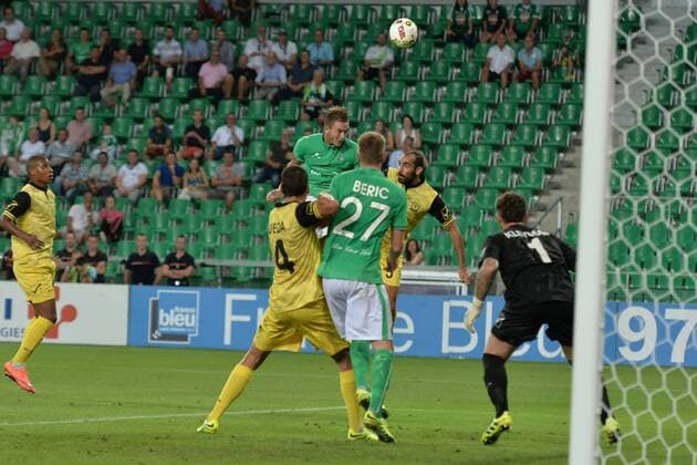 Nolan Roux (saint etienne) vs Din Mori (beitar) - Fussball, Europa League Quali, AS Saint Etienne vs. Beitar Jerusalem - 25 08 2016 FredericChambert Panoramic 