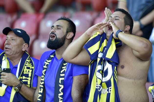 Fenerbahce Fans mit Trikot, Grasshopper Club Zuerich - Fenerbahce Istanbul SK, UEFA Europa League Play-off, Fussball, 25.08.2016 