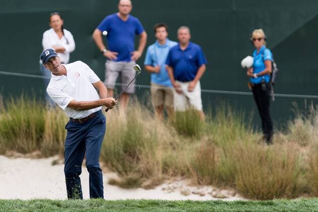 August 25, 2016: Matt Kuchar hits out from the rough at the 18th green during the first round of play at The Barclays, on the Black course, at Bethpage State Park in Farmingdale, NY. (Photo by David Hahn Icon Sportswire) GOLF: AUG 25 PGA Golf Herren - The Barclays - First Round Icon160825040 EDITORIAL USE ONLY