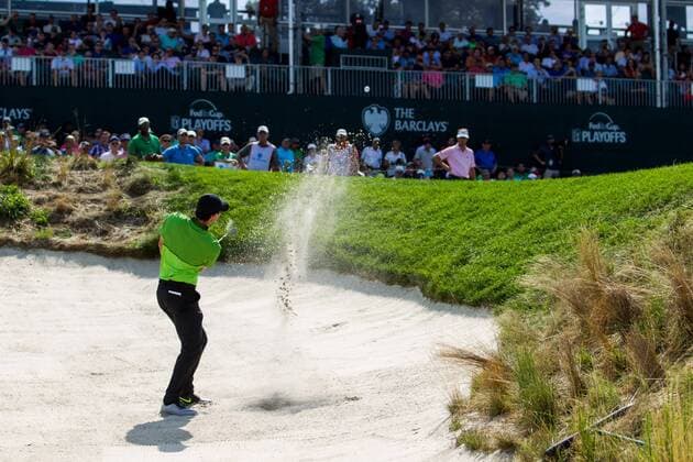 August 25, 2016: Rory McIlroy hits out of the green side bunker at 18 during the first round of play at The Barclays, on the Black course, at Bethpage State Park in Farmingdale, NY. (Photo by David Hahn Icon Sportswire) GOLF: AUG 25 PGA Golf Herren - The Barclays - First Round Icon160825025 EDITORIAL USE ONLY