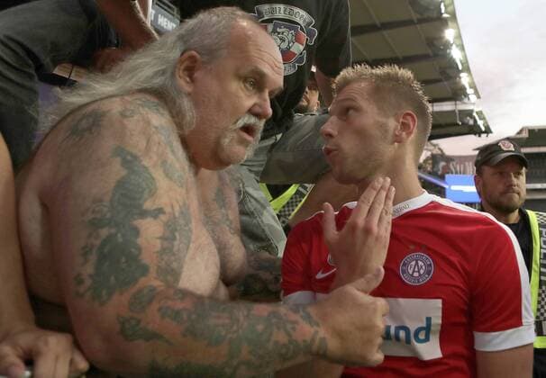 SOCCER - UEFA EL quali, Rosenborg vs A.Wien TRONDHEIM,NORWAY,25.AUG.16 - SOCCER - UEFA Europa League, Play-off qualification, BK Rosenborg Trondheim vs FK Austria Wien. Image shows Alexander Gruenwald (A.Wien) and a fan. GEPAxpictures xChristianxOrt