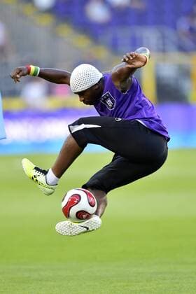 BRUSSELS, BELGIUM - AUGUST 25 : A football artist juggles with the ball FOOTBALL : Anderlecht vs Slavia Praha - Europa League - Bruxelles - 25 08 2016 PhotoNews Panoramic 