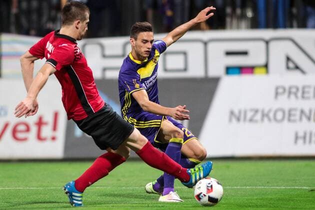 25.08.2016, Ljudski vrt, Maribor, SLO, UEFA EL, NK Maribor vs Gabala FK, im Bild Gregor Bajde 20 of NK Maribor and Vojislav Stankovic 3 of Gabala FK during the UEFA Europaleague Play off 2nd Leg Match between NK Maribor and Gabala FK at the Ljudski vrt in Maribor, Slovenia on 2016 08 25. Maribor  EP_stida  
