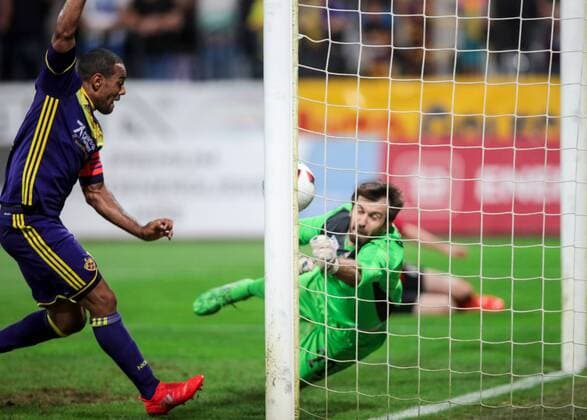 25.08.2016, Ljudski vrt, Maribor, SLO, UEFA EL, NK Maribor vs Gabala FK, im Bild Marcos Morales Tavares 9 of NK Maribor and Dmytro Bezotosniy 22 of Gabala FK during the UEFA Europaleague Play off 2nd Leg Match between NK Maribor and Gabala FK at the Ljudski vrt in Maribor, Slovenia on 2016 08 25. Maribor  EP_stida  