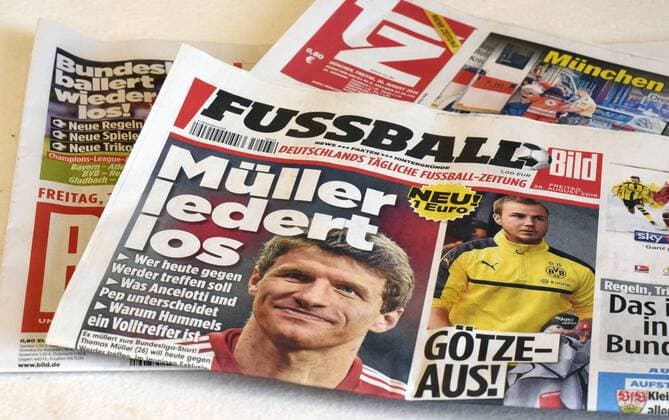 26.08.2016, Fussball 1.Liga 2016 2017, 1.Spieltag, FC Bayern München - SV Werder Bremen, in der Allianz Arena München. Zum ersten Spieltag bringt der Axel-Springer-Verlag eine neue tägliche Fussball-Zeitung in Süddeutschland auf den Markt, die Fussball-BILD . 