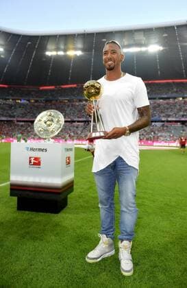 Fußball, Jerome Boateng erhält Ehrung als Fußballer des Jahres 26.08.2016, Fussball 1.Liga 2016 2017, 1.Spieltag, FC Bayern München - SV Werder Bremen, in der Allianz Arena München. Jerome Boateng (FC Bayern München) bekommt die Auszeichnung zum Fussballer des Jahres. 