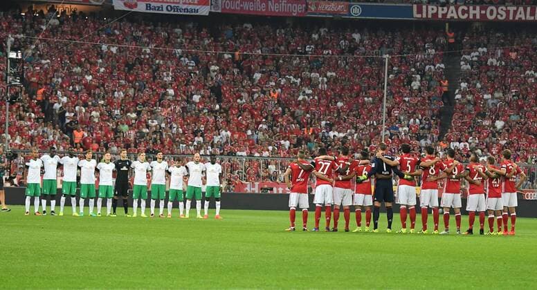 Bilder des Tages - SPORT Fußball, Bayern München - Werder Bremen, Gedenkminute für Erdbebenopfer in Italien 26.08.2016, xjhx, Fussball 1.Bundesliga, FC Bayern Muenchen - SV Werder Bremen, emspor , v.l. Gedenkminute Muenchen