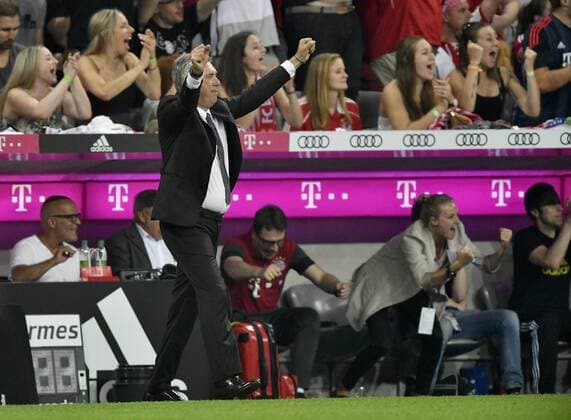 Fußball, Xabi Alonso erzielt den ersten Treffer der neuen Saison, Bayern München - Werder Bremen Torjubel TOR zum 1:0 durch Xabi Xabier Olano Alonso FC Bayern München Trainer Coach Carlo Ancelotti FC Bayern München bejubelt sein erstes Bundesligator FC Bayern München FCB vs SV Werder Bremen 26.08.2016