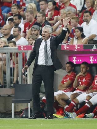 Trainer Cheftrainer Carlo Ancelotti (FCB) Emotionen, Gefuehle, Reaktion, Wut, wuetend, schrei, Wutausbruch, Aktion Ganzfigur, Aktion, Portrait, Einzelbild gestikuliert und gibt Anweisungen, Aktion, Einzelbild, Gestik, Geste, Handbewegung, zeigen, deuten FC BAYERN MUENCHEN - SV WERDER BREMEN Fussball 1. Bundesliga , Muenchen, am 26.08.2016, 01.Spieltag, Saison 2016 2017, 1.Liga, 1.Bundesliga,FCB