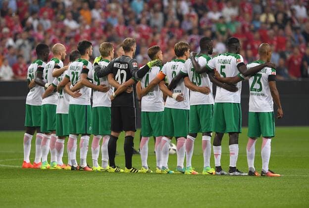 Fußball, Bayern München - Werder Bremen, Gedenkminute für Erdbebenopfer in Italien Fussball 1. Bundesliga Saison 2016 2017 1. Spieltag FC Bayern Muenchen - SV Werder Bremen 26.08.2016 Die Mannschaft von Werder Bremen anlaesslich einer Gedenkminute 