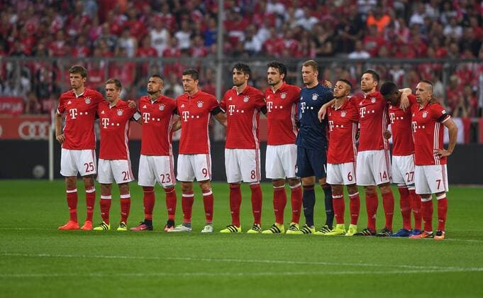 Fußball, Bayern München - Werder Bremen, Gedenkminute für Erdbebenopfer in Italien Fussball 1. Bundesliga Saison 2016 2017 1. Spieltag FC Bayern Muenchen - SV Werder Bremen 26.08.2016 Die Mannschaft vom FC Bayern Muenchen anlaesslich einer Gedenkminute, Thomas Mueller, Philipp Lahm, Arturo Vidal, Robert Lewandowski, Javi Martinez Javier, Mats Hummels, Torwart Manuel Neuer, Thiago Alcantara, Xabi Alonso, David Alaba und Franck Ribery (v.l.)