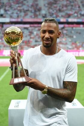 Fußball 1. Bundesliga 1. Spieltag Bayern München - Werder Bremen am 26.08.2016 in der Allianz Arena in München Jerome Boateng ( München ) wird mit einer Trophäe als Fußballer des Jahres ausgezeichnet xRx