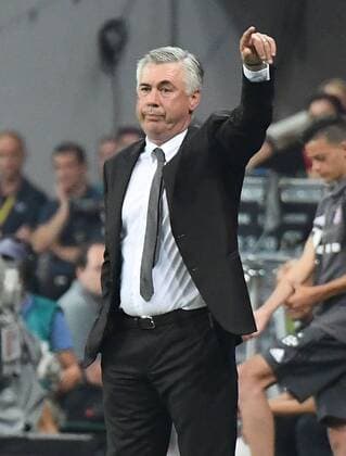 26.08.2016, xjhx, Fussball 1.Bundesliga, FC Bayern Muenchen - SV Werder Bremen, emspor , v.l. Carlo Ancelotti (Trainer FC Bayern Muenchen) gibt Anweisungen, gestikuliert, mit den Armen gestikulieren gives instructions, gesticulate. Muenchen