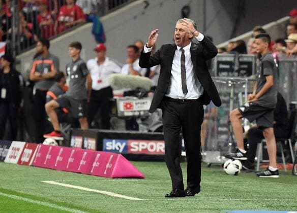 26.08.2016, xjhx, Fussball 1.Bundesliga, FC Bayern Muenchen - SV Werder Bremen, emspor , v.l. Carlo Ancelotti (Trainer FC Bayern Muenchen) gibt Anweisungen, gestikuliert, mit den Armen gestikulieren gives instructions, gesticulate. Muenchen