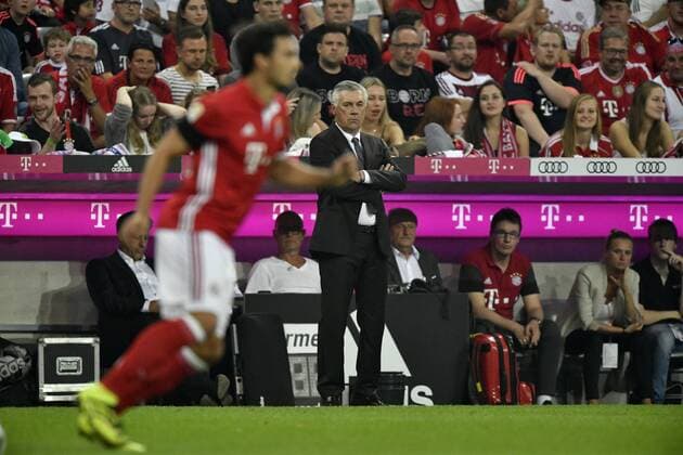 Trainer Coach Carlo Ancelotti FC Bayern München am Spielfeldrand Gestik, Geste vor ihm Mats Hummels FC Bayern München FC Bayern München FCB vs SV Werder Bremen 26.08.2016