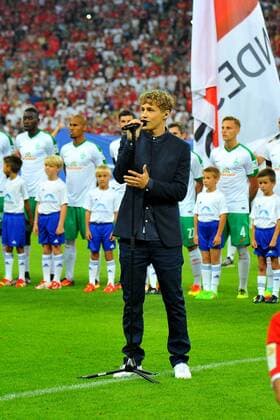 Tim Bendzko singt die deutsche Nationalhymne. Deutschland, Muenchen: Fussball, Bundesliga: FC Bayern Muenchen vs SV Werder Bremen am 26.08.2016, Allianz-Arena.