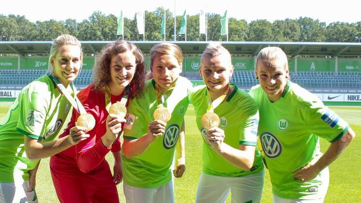 Themen der Woche - SPORT Bilder des Tages - SPORT Fußball, 1. BL Damen, Wolfsburger Olympiasiegerinnen mit ihren Medaillen Deutsche Olympia-Teilnehmerinnen des VfL Wolfsburg, v.l.: Lena Goeßling, Almuth Schult, Babett Peter, Alexandra Popp, Isabel Kerschowski. Goldmedaillen, Gold, Olympia, Rio 2016, Fußball,Allianz Frauen Bundesliga, Fototermin VfL Wolfsburg, xtgx