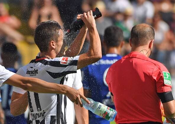 27.08.2016, xjhx, Fussball 1.Bundesliga, Eintracht Frankfurt - FC Schalke 04, emspor , v.l. Mijat Gacinovic (Eintracht Frankfurt) trinkpause Frankfurt am Main