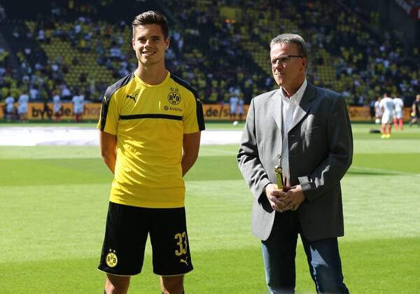 Saison 2016 2017, 1. Bundesliga, 1. Spieltag im Dortmunder Signal Iduna Park, BVB 09 Borussia Dortmund - 1. FSV Mainz 05, Ehrung für Julian Weigl (BVB) durch Thomas Hennecke mit dem Kicker-Preis als bester Newcomer der Saison 2015 16