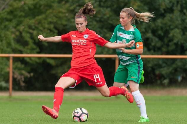 v.li.: Annabel Jäger (Jaeger, DSC Arminia Bielefeld, 14) im Zweikampf mit Marie-Louise Eta (SV Werder Bremen, 6), Fussball, 2. Frauen-Bundesliga Nord, SV Werder Bremen - DSC Arminia Bielefeld, xobx