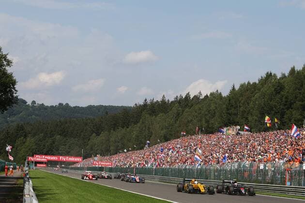 Belgian Grand Prix, Spa Francorchamps 25 - 28 August 2016 Jenson Button (GBR) McLaren MP4-31 and Kevin Magnussen (DEN) Renault F1 Team RS16 at the start of the race. 28.08.2016. Race 