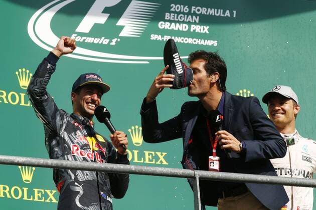 Themen der Woche - SPORT Bilder des Tages - SPORT Formel 1, GP von Belgien, Marc Webber trinkt während der Siegerehrung aus einem Schuh Motorsports: FIA Formula One World Championship WM Weltmeisterschaft 2016, Grand Prix of Belgium, 3 Daniel Ricciardo (AUS, Red Bull Racing), Mark Webber (AUS) xHOCHxZWEIx