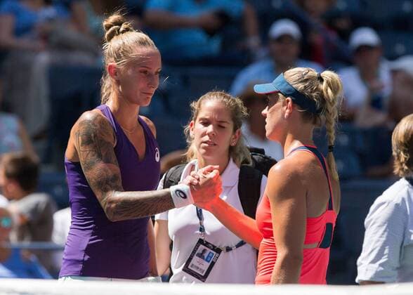 nach verletzungsbedingter Aufgabe gratuliert Polona Hercog der Siegerin ANGELIQUE KERBER (GER) Tennis - US Open 2016 - Grand Slam ITF ATP Tennis Herren WTA Tennis Damen - Flushing Meadows - New York - New York - USA - 29 August 2016.