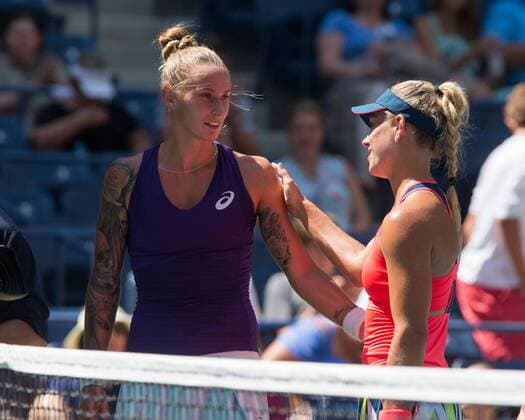 ANGELIQUE KERBER (GER) troested Polona Hercog nach dessen verletzungsbedingter Aufgabe Tennis - US Open 2016 - Grand Slam ITF ATP Tennis Herren WTA Tennis Damen - Flushing Meadows - New York - New York - USA - 29 August 2016.