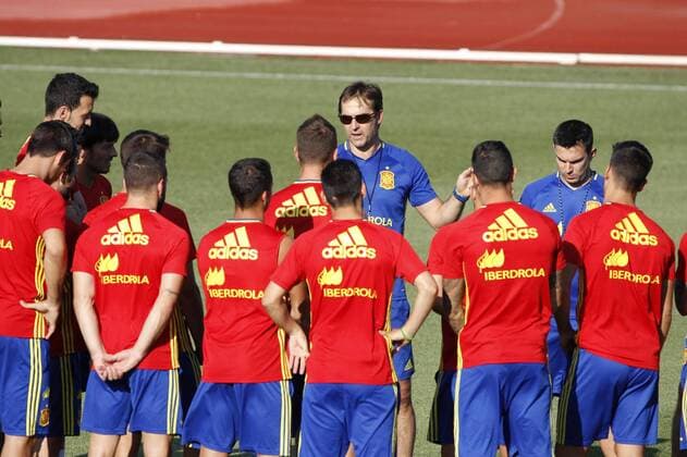 Fußball, Nationalteam Spanien Training Spanish national team Nationalteam head coach Julen Lopetegui (C) chats with his players during his first training of the team held at Las Rozas City Complex in Madrid, Spain on 29 August 2016. Spain will face Belgium upcoming 1st September during a friendly match. Spanish national team s training !ACHTUNG: NUR REDAKTIONELLE NUTZUNG!  20160829-636080977536144433