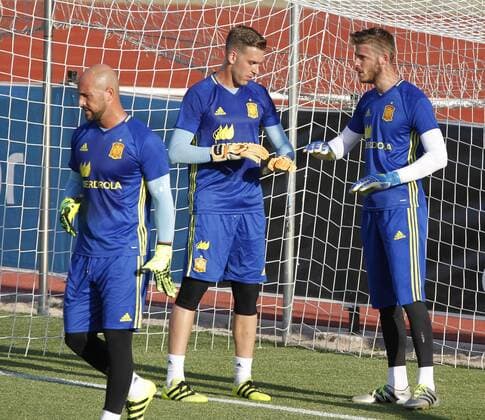 Spanish national team Nationalteam goalkeepers Pepe Reina (L), Adrian San Miguel (C) and David de Gea (R) during the training of the team held at Las Rozas City Complex in Madrid, Spain on 29 August 2016. Spain will face Belgium upcoming 1st September during a friendly match. Spanish national team s training !ACHTUNG: NUR REDAKTIONELLE NUTZUNG!  20160829-636081014651149004