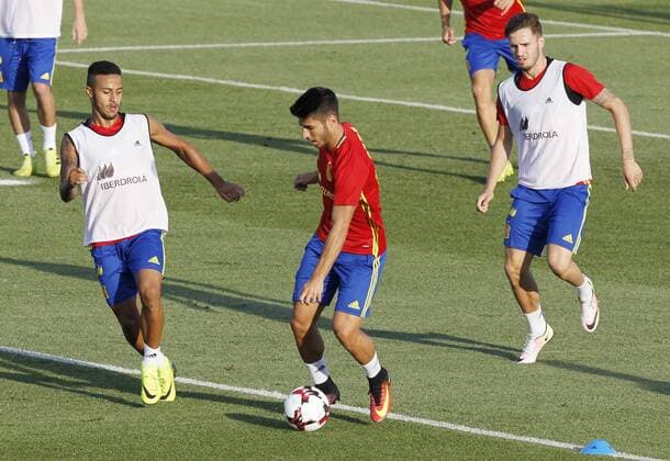Spanish national team Nationalteam midfielders Thiago Alcantara, (L), Marco Asensio (C) and Saul Niguez (R) during the training of the team held at Las Rozas City Complex in Madrid, Spain on 29 August 2016. Spain will face Belgium upcoming 1st September during a friendly match. Spanish national team s training !ACHTUNG: NUR REDAKTIONELLE NUTZUNG!  20160829-636081015918616504