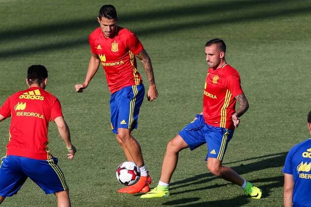 Spanish player Paco Alcacer and Vitolo durign the first training of the concentration of Spanish football team at Ciudad del Futbol de Las Rozas before the qualifying for the Russia world cup in 2017 August 29, 2016.  (20160829040)