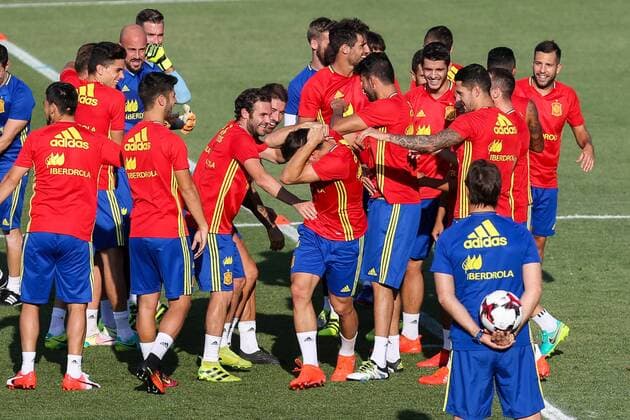 Spanish football team durign the first training of the concentration of Spanish football team at Ciudad del Futbol de Las Rozas before the qualifying for the Russia world cup in 2017 August 29, 2016.  (20160829056)