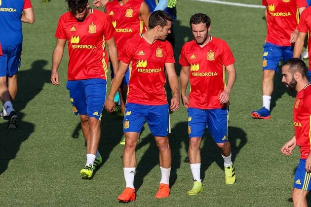 Spanish Cesar Azpilicueta and Juan Mata during the first training of the concentration of Spanish football team at Ciudad del Futbol de Las Rozas before the qualifying for the Russia world cup in 2017 August 29, 2016.  (20160829057)