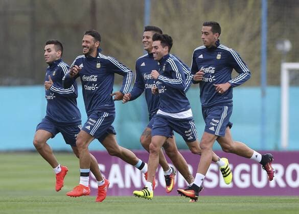 Angel Correa (L), Martin Demichelis (2-L), Marcos Rojo (C), Nicolas Gaitan (2-R) and Ramiro Funes Mori (R) take part in an Argentina national soccer team training session, in Ezeiza, Argentina, 29 August 2016. Argentina will play with Uruguay in a game for the Russia 2018 World Soccer Cup qualifications, on 01 September 2016. Entrenamiento de la selección argentina de fútbol !ACHTUNG: NUR REDAKTIONELLE NUTZUNG!  BAS02 20160829-636081112457767811