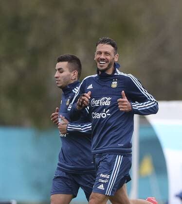 Angel Correa (L), Martin Demichelis (R), take part in an Argentina national soccer team training session, in Ezeiza, Argentina, 29 August 2016. Argentina will play with Uruguay in a game for the Russia 2018 World Soccer Cup qualifications, on 01 September 2016. Entrenamiento de la selección argentina de fútbol !ACHTUNG: NUR REDAKTIONELLE NUTZUNG!  BAS02 20160829-636081113695128083