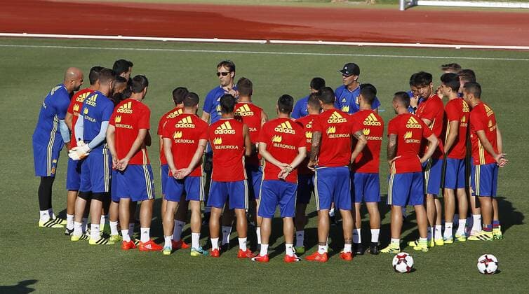 Lopetegui y la plantilla. Spanish national team Nationalteam training session. In this picture, Lopetegui and the squad. xAngelxRiverox 
