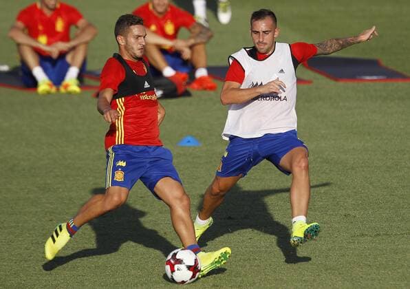 Koke y Alcacer. Spanish national team Nationalteam training session. In this picture, Koke and Lopetegui. xAngelxRiverox 