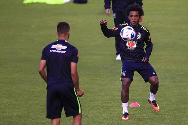 Brazilian soccer player Gil (R) participates in a Braziian national soccer team training session in Quito, Ecuador, 29 August 2016. Brazil will face Ecuador in a game for the Russia 2018 World Cup qualifications on 01 September 2016. EFE Jose Jacome Brazilian national soccer team training session !ACHTUNG: NUR REDAKTIONELLE NUTZUNG!  QUI05 20160830-636081220622748521