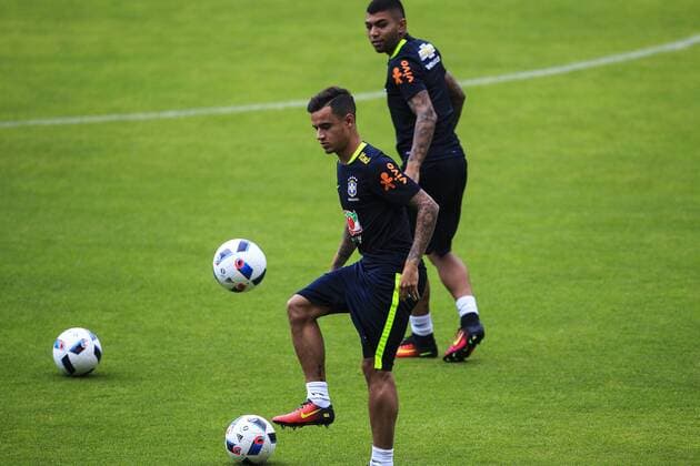 Brazilian soccer players Philippe Coutinho (R) and Gabriel Barbosa (L) participate in a Braziian national soccer team training session in Quito, Ecuador, 29 August 2016. Brazil will face Ecuador in a game for the Russia 2018 World Cup qualifications on 01 September 2016. EFE Jose Jacome Brazilian national soccer team training session !ACHTUNG: NUR REDAKTIONELLE NUTZUNG!  QUI05 20160830-636081220637100153
