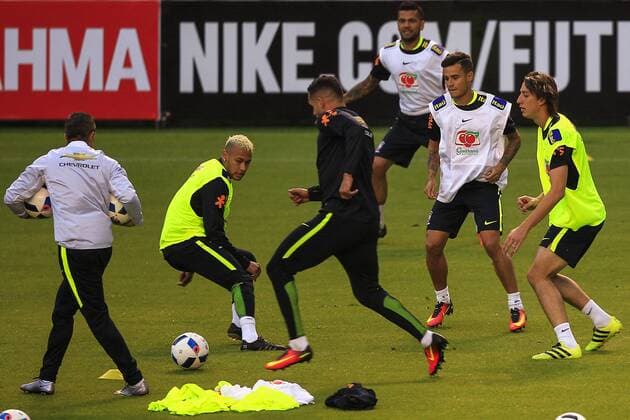 Brazilian soccer player Neymar (2L) participate in a training session in Quito, Ecuador, 29 August 2016. Brazil will face Ecuador in a game for the Russia 2018 World Cup qualifications on 01 September 2016. EFE Jose Jacome Brazilian national soccer team training session !ACHTUNG: NUR REDAKTIONELLE NUTZUNG!  QUI05 20160830-636081221254844313