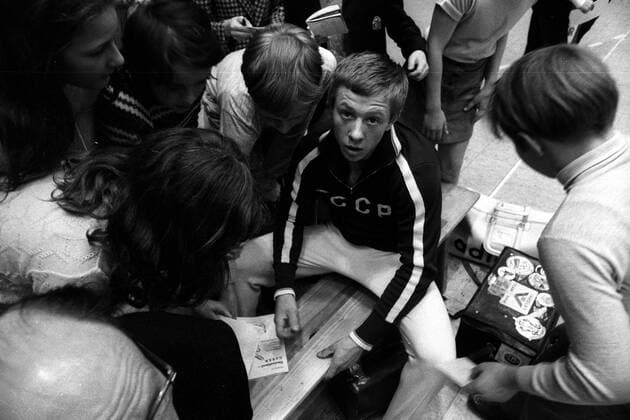 Länderkampf BR Deutschland gegen UdSSR 1972 in Hamburg, Nikolay Andrianov (UdSSR) gibt Autogramme